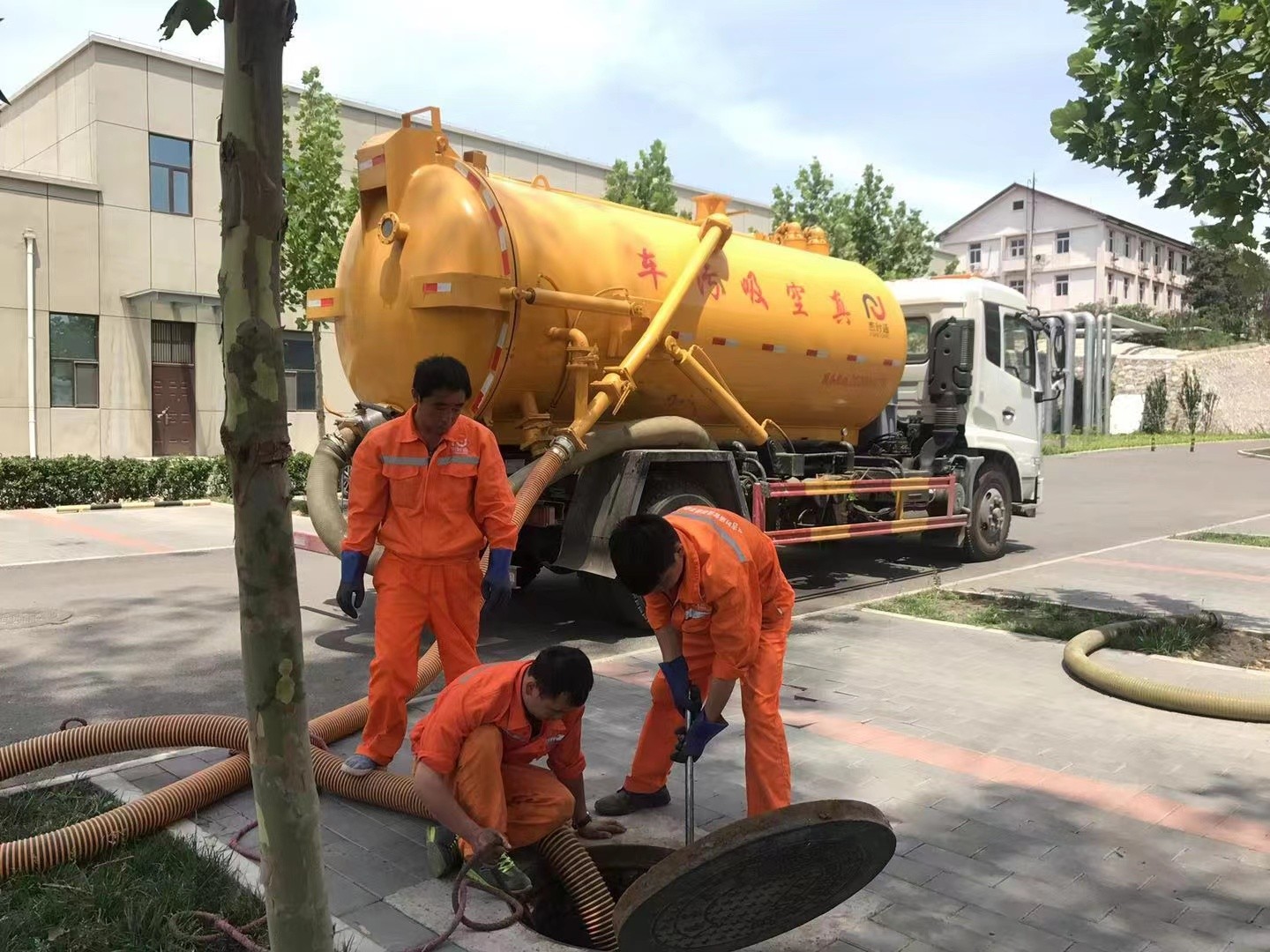 通榆管道疏通车停在窨井附近