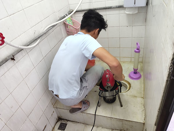 通榆管道堵塞冒臭气 专业师傅现场解决问题
