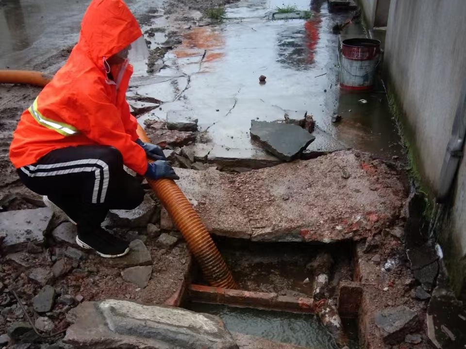 通榆专业清理污水池 炜誉市政以规范流程守护城市 “肠道”