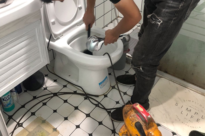 通榆马桶堵塞自己疏通还是找师傅？专业上门服务让你省时更省心